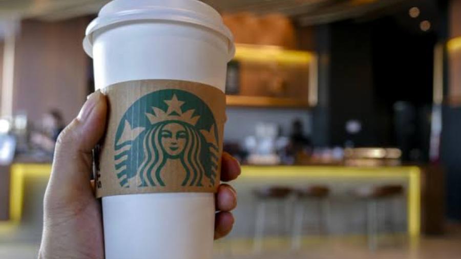 Starbucks se despide de cubrebocas en Estados Unidos