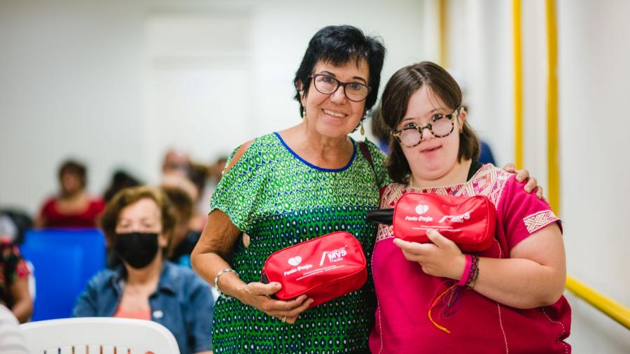 Agradecen ciudadanos entrega de aparatos auditivos