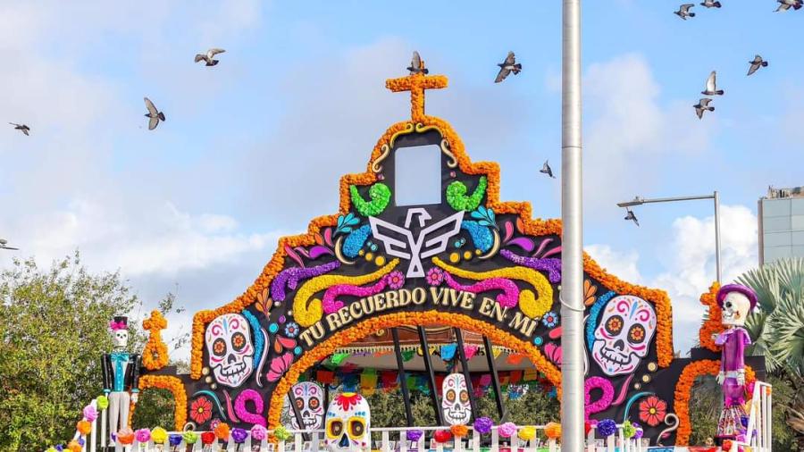 Inauguraron Alcalde y familias reynosenses el Monumental Altar del Día de Muertos