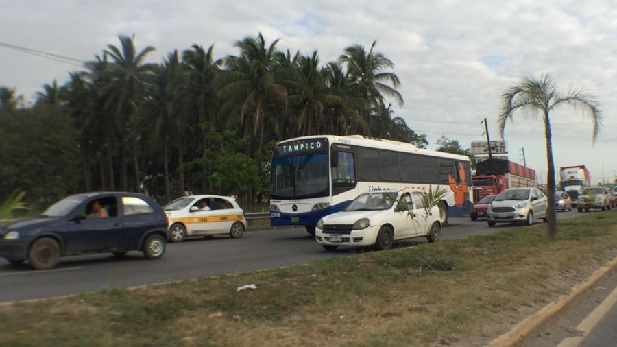 Fallas en semáforos generan caos vehicular