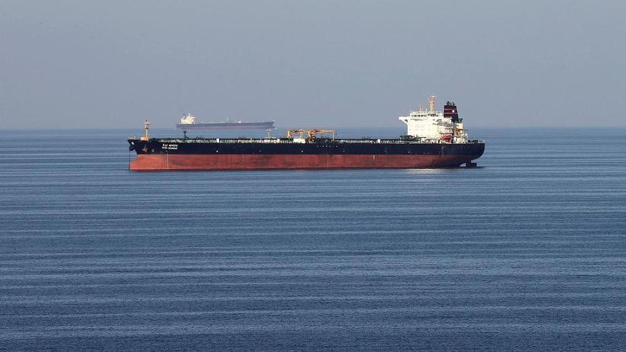 Evacuan dos buques petroleros por un "incidente" en el golfo de Omán