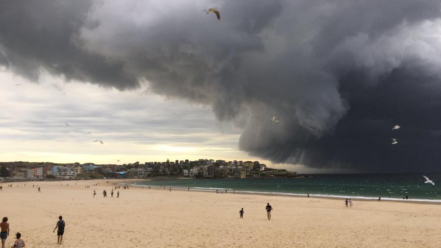Nube “monstruo” sorprende a Australia