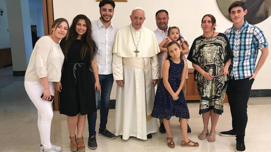 El Papa casa de improviso a pareja ante sus cuatro hijas