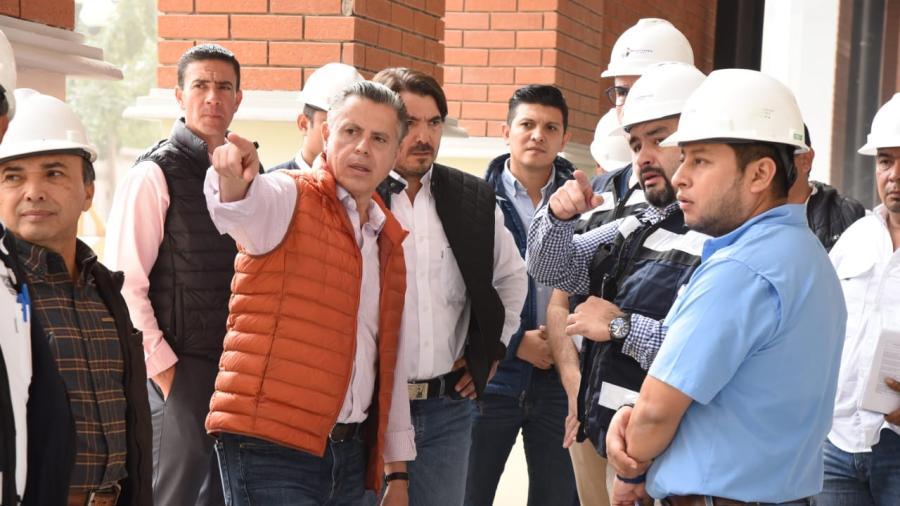 Funcionarios del Estado y Chucho Nader supervisan nuevo mercado municipal