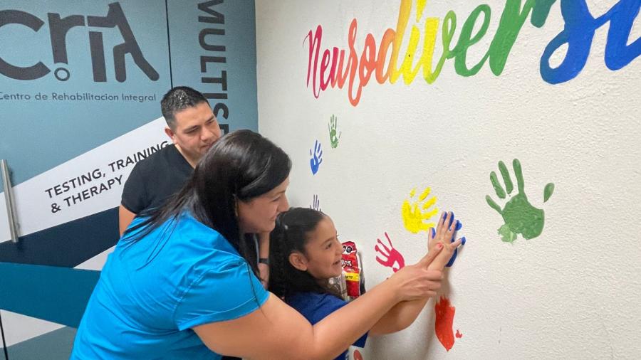 Niños y niñas autistas pintan mural para concientizar reynosenses