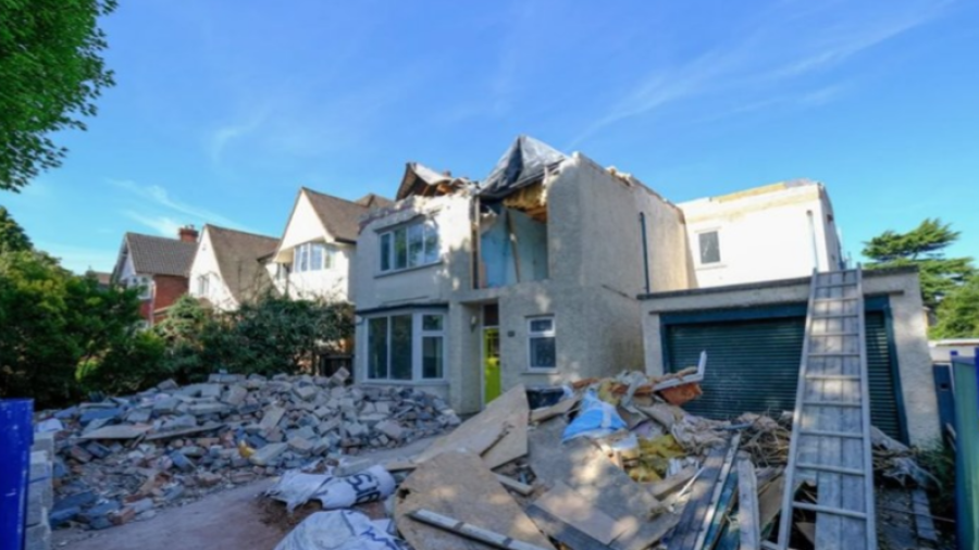 Por falta de pago, albañil destruye casa que remodeló