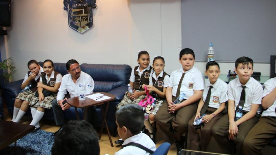 Reconocen labor de Andrés Zorrilla en área educativa