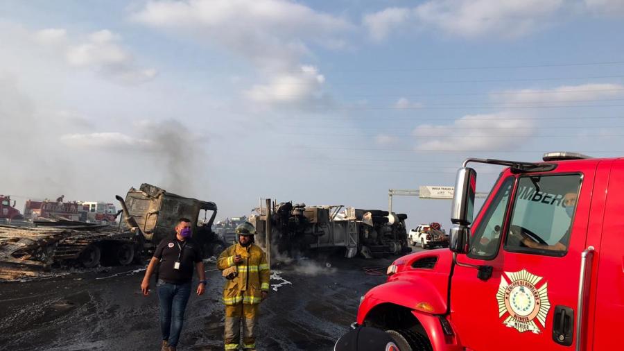 Combate PCyB incendio de pipa de combustible