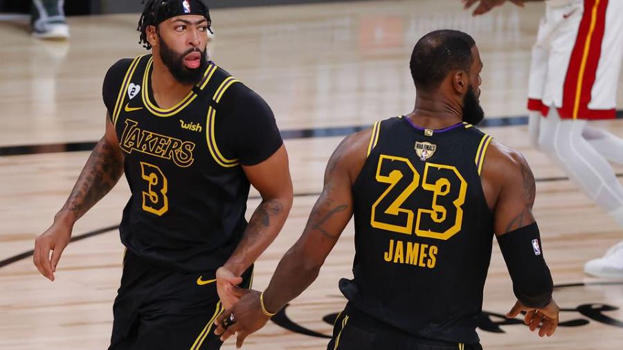 Lakers vencen a Miami en el segundo juego de las finales