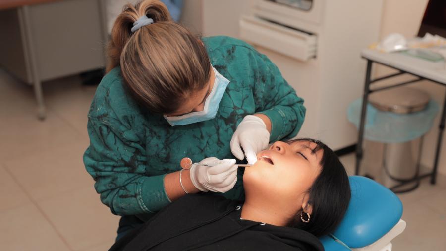 Niñas y niños recibirán atención médica y dental gratuita en clínicas UNE durante abril