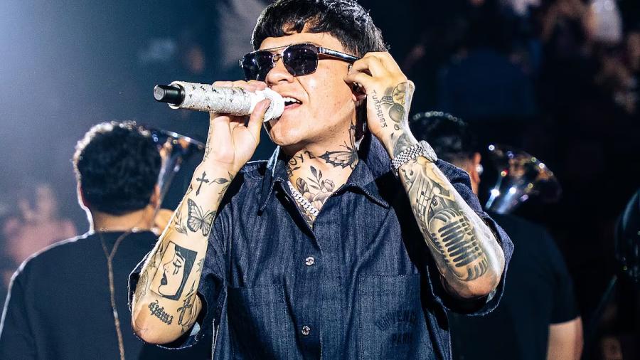 Junior H comparece ante autoridades de Jalisco por presunta apología del delito