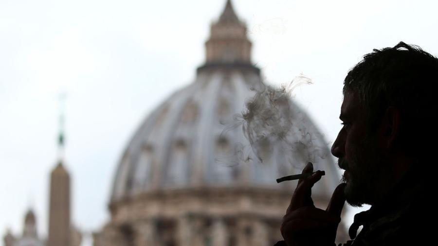 Papa Francisco prohíbe venta de tabaco en el Vaticano