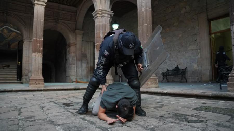 Protestas y represión tras el asesinato del alcalde de Uruapan; toman Palacio de Gobierno