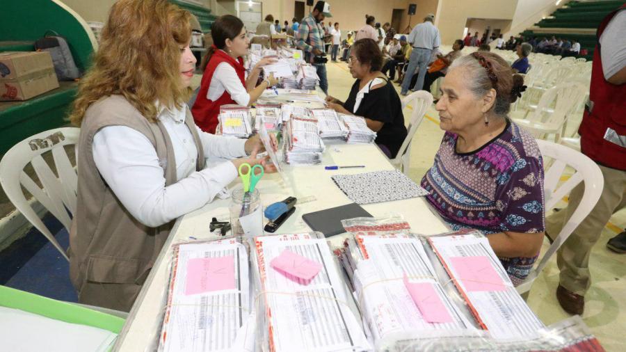 Apoya gobierno de Tampico en entrega del programa “65 y más”