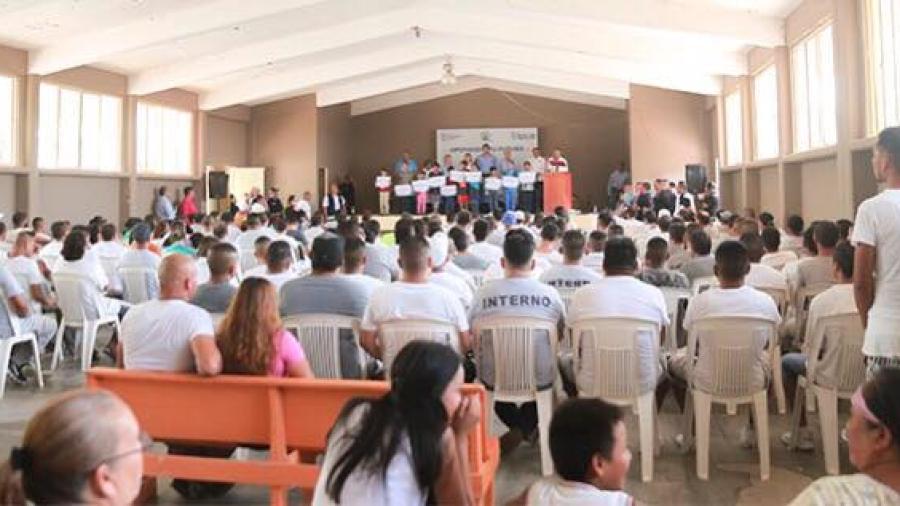 Entregan estímulos educativos a hijos de población del Cedes Reynosa