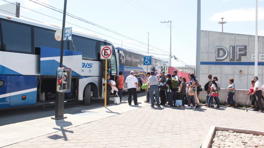 Traslada DIF a 46 pacientes de Campaña de cataratas