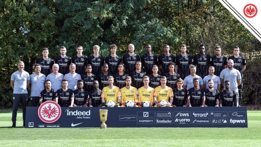  Eintracht Frankfurt posa para foto oficial sin Carlos Salcedo