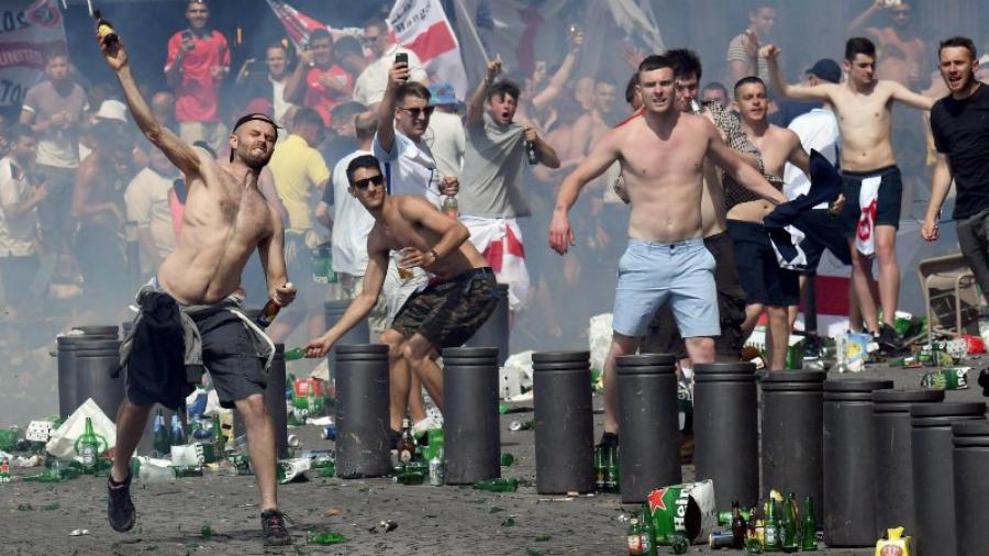 Quitan pasaportes a 250 hooligans ingleses