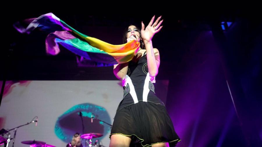 Fans con banderas LGBT son expulsados de concierto de Dua Lipa