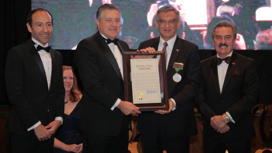 Reconoce LULAC a Américo como Líder Binacional 2024