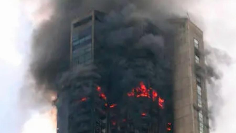 Reportan incendio de edificio cerca del Ministerio de Trabajo de Argentina