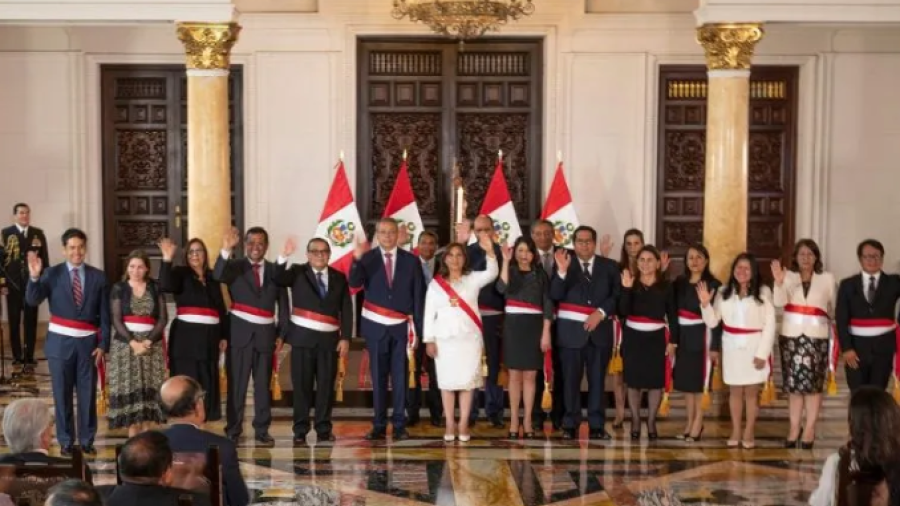 En medio de protestas, presenta presidenta de Perú nuevo gabinete 