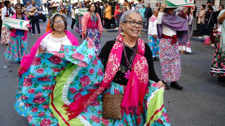 Adultos mayores del DIF llenan de orgullo y tradición el desfile de la Revolución Mexicana 