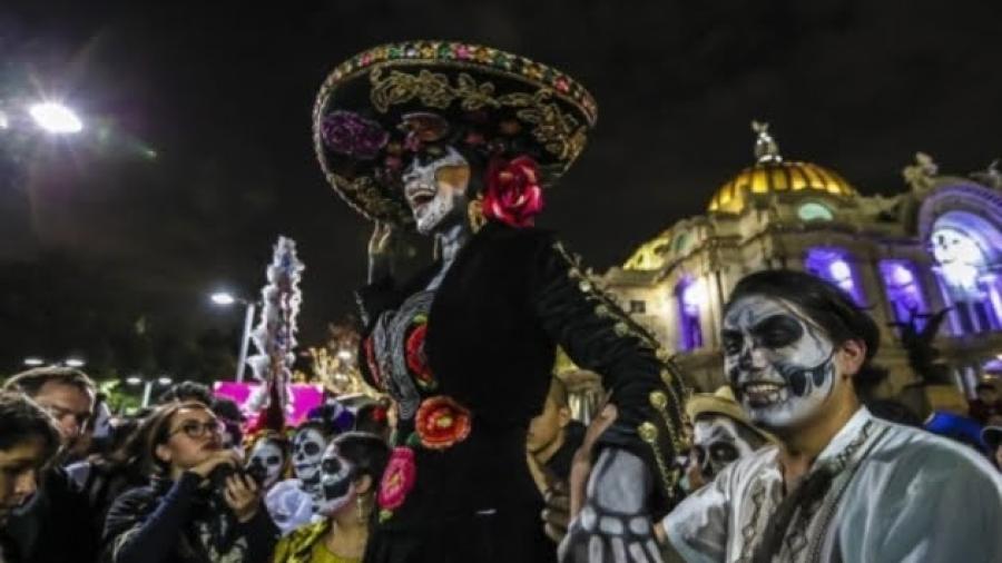 Coloridos Catrinas y Mexicráneos desfilaron en CDMX 