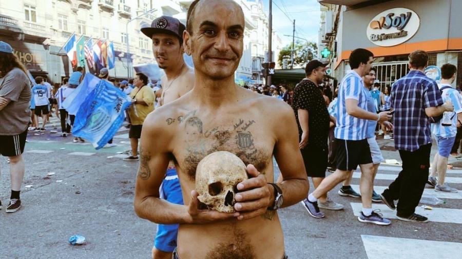 Aficionado del Racing lleva cráneo de su abuelo a los festejos 