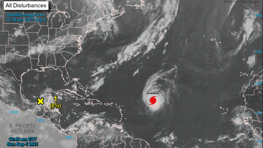 Huracán "Larry" amenaza a costas de EU y Canadá