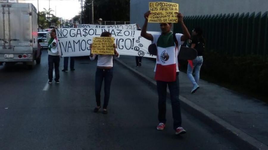 Jóvenes protestan en contra del gasolinazo 