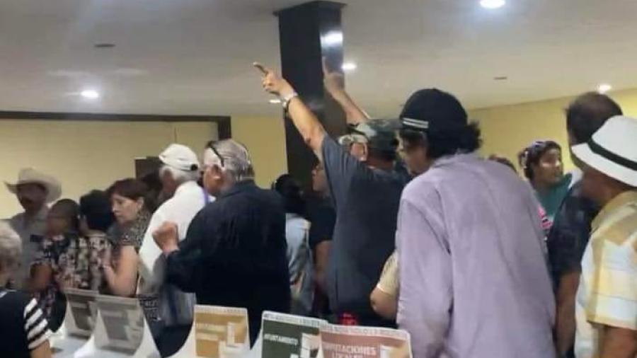 Saturan electores casillas especiales, solo hay mil boletas por elección