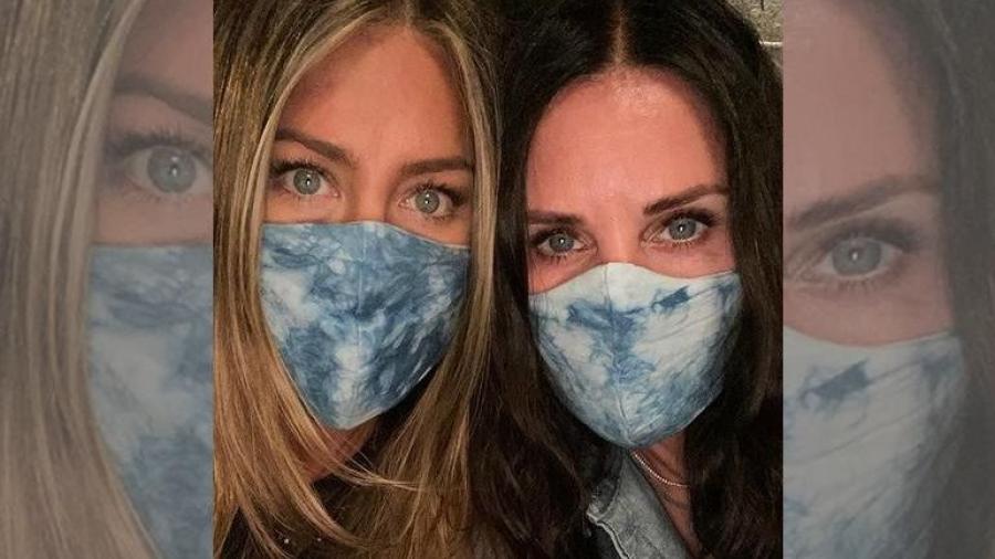 Jennifer Aniston y Courteney Cox piden usar cubrebocas 