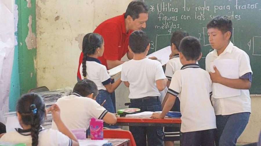 AMLO busca impulsar salario mínimo para maestros