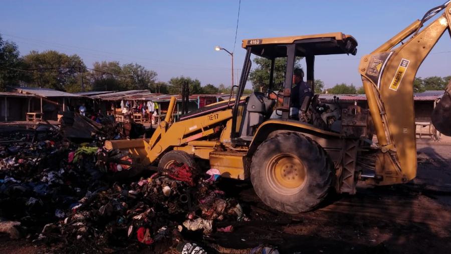 Retiran cuadrillas escombro derivado de un incendio