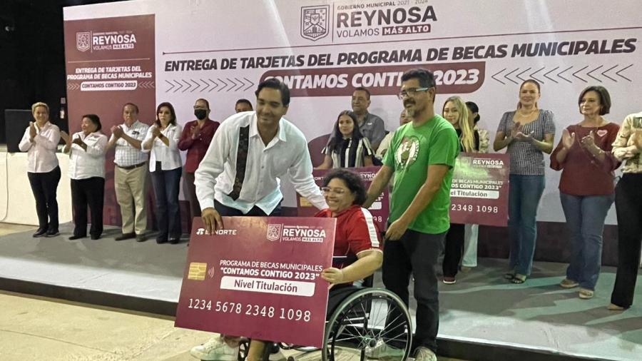 Entregan mil 300 becas de titulación a universitarios