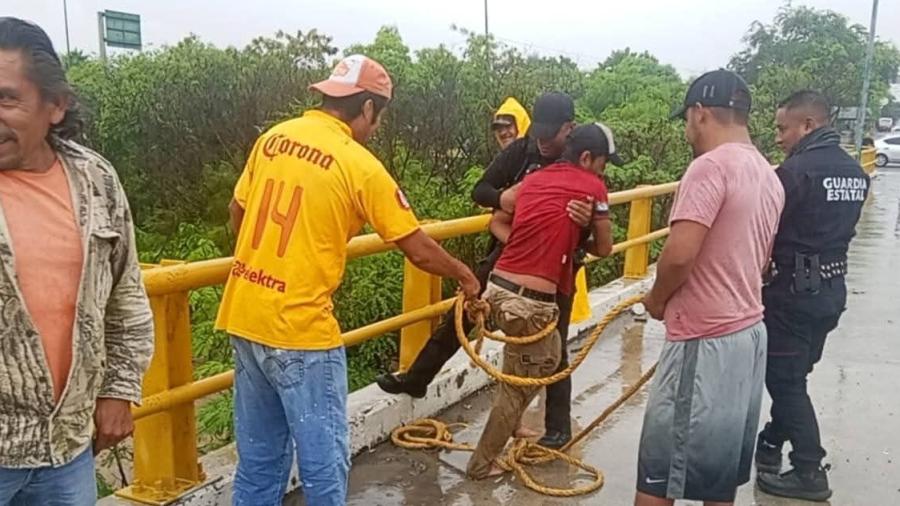 Rescatan a hombre que era arrastrado por el río en Victoria