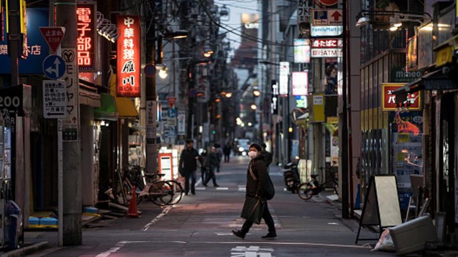 Japón cierra grandes almacenes, bares y teatros por coronavirus