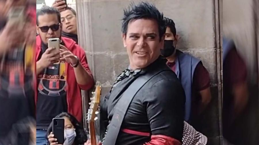 Guitarrista de Rammstein sorprende cantando en el Zócalo 