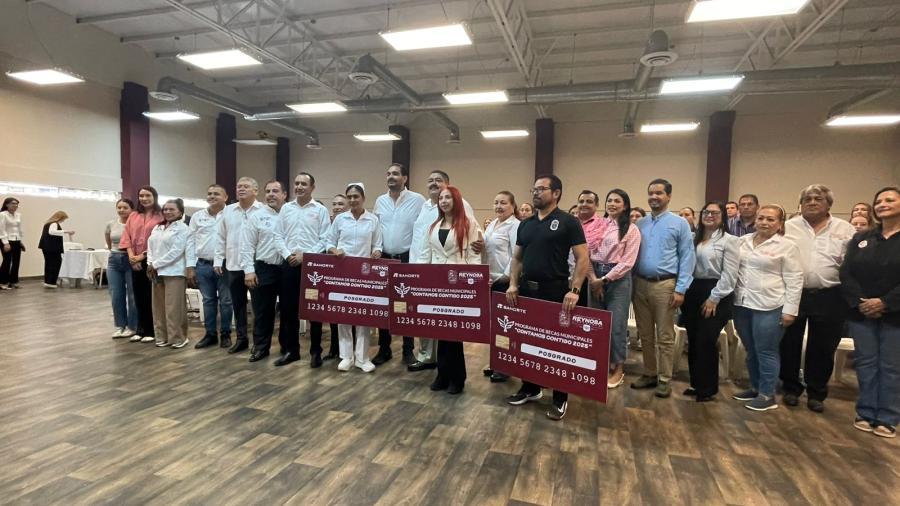 Alcalde entrega becas de posgrado a profesionistas de Reynosa