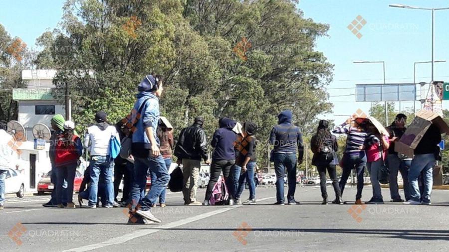 Por segundo día consecutivo, normalistas bloquean crucero del IEEPO