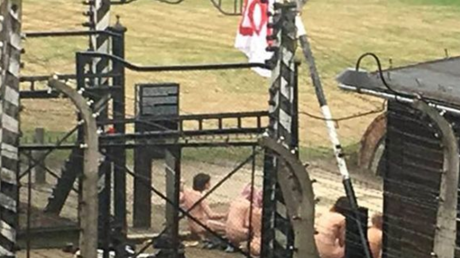 Personas se desnudan y degollaban a cordero frente al excampo nazi