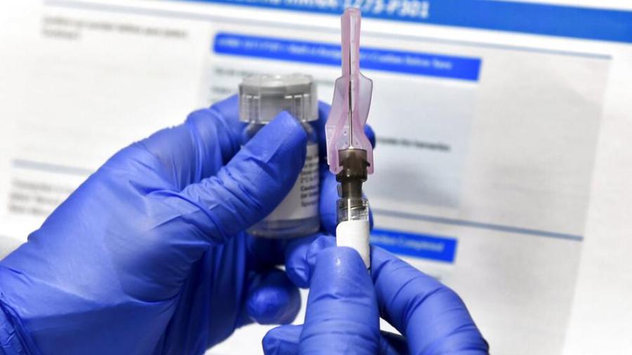 Suspende AstraZeneca pruebas de vacuna contra COVID-19 por una posible reacción adversa en participante