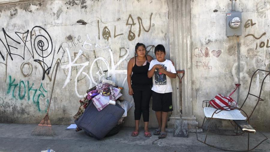 Familia reside en banqueta tras perder su hogar en un incendio
