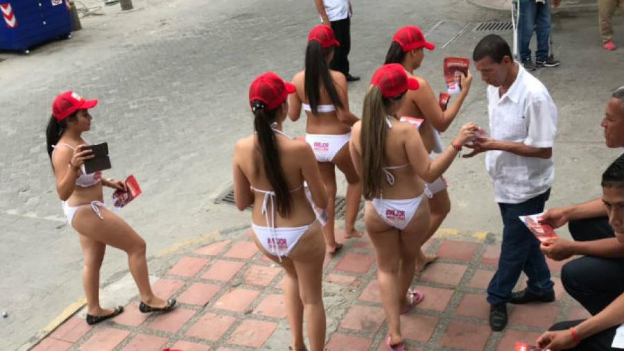 Mujeres en bikini reparten propaganda electoral en Colombia