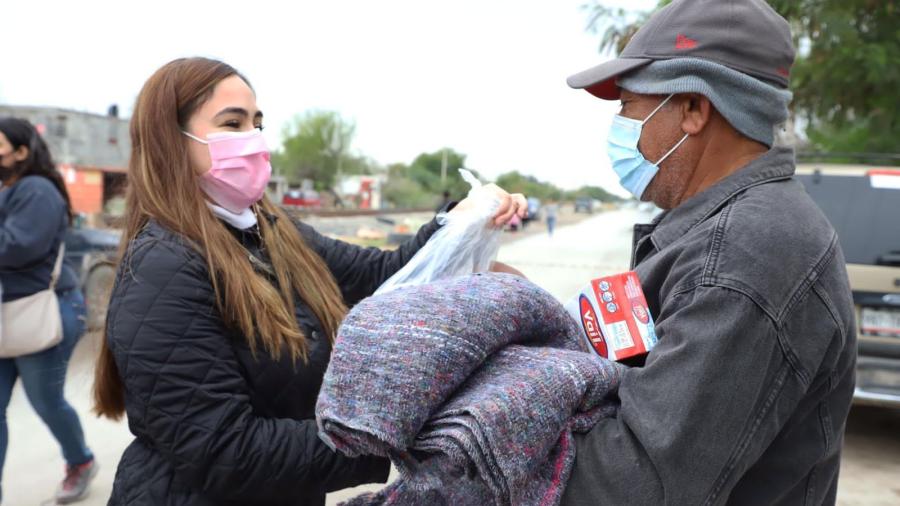 DIF Reynosa entrega cobijas y canasta básica