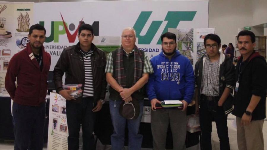 Se gradúa de la ingeniería en macarrónica a los 63 años de edad