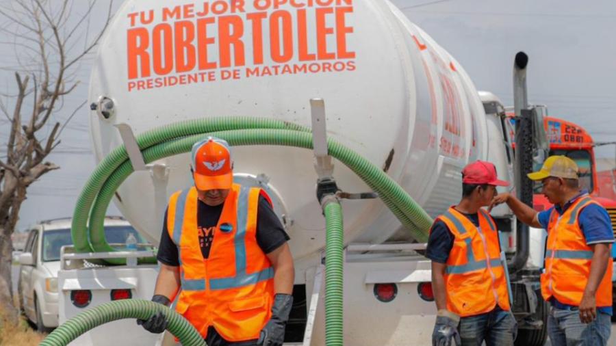 Roberto Lee desazolva calles del Fraccionamiento San Pedro