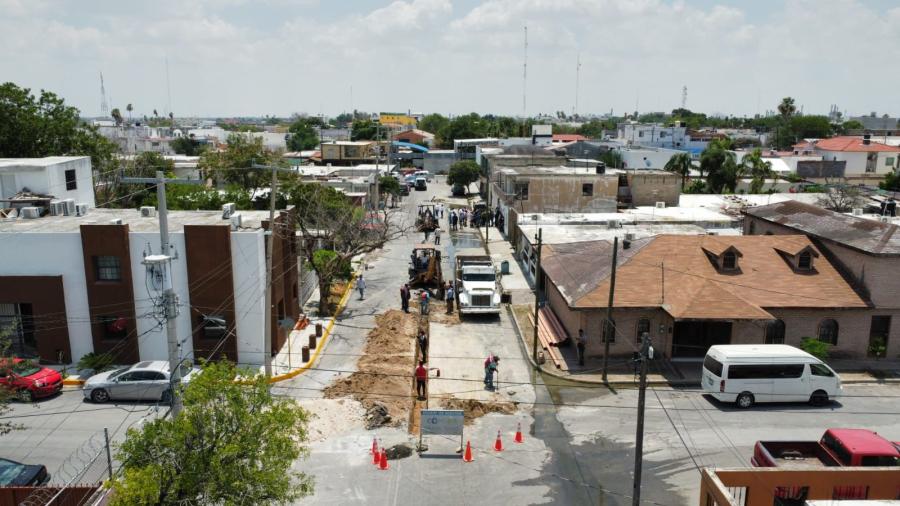 Repara COMAPA Reynosa colector dañado en la calle 16 de septiembre 