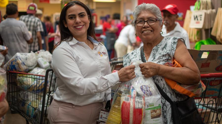 Entrega DIF Reynosa canasta básica a abuelitos empacadores